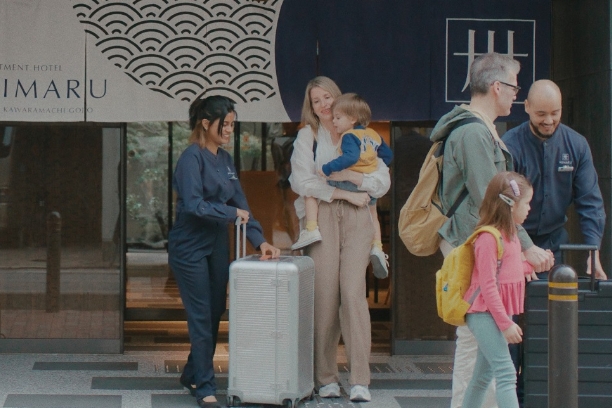 Mimaruホテルから出てきている外国人家族