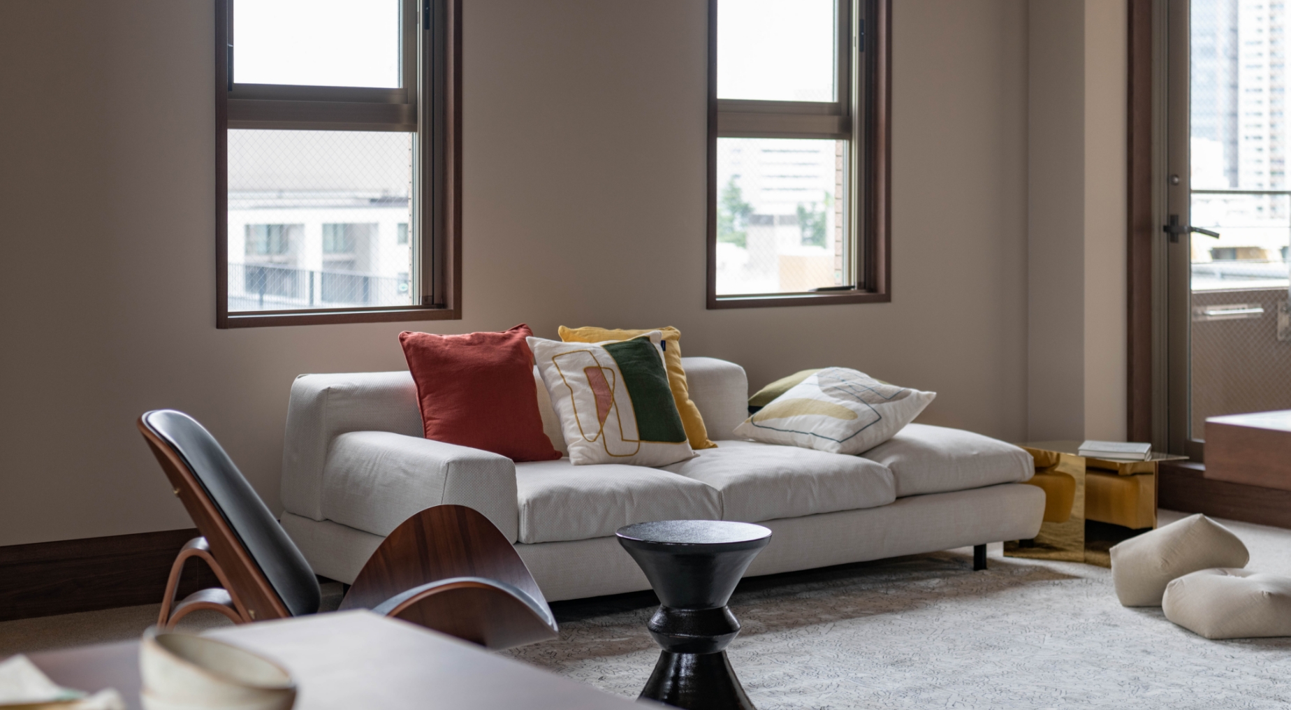 ソファと椅子があるリビング