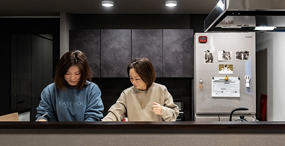 キッチンで調理している女性たち