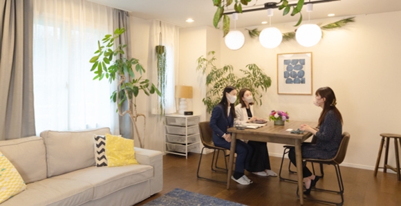 ダイニングテーブルで話している方々